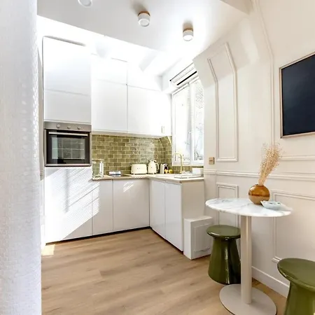 Luxury And Comfort On Champs-elysees * Parijs